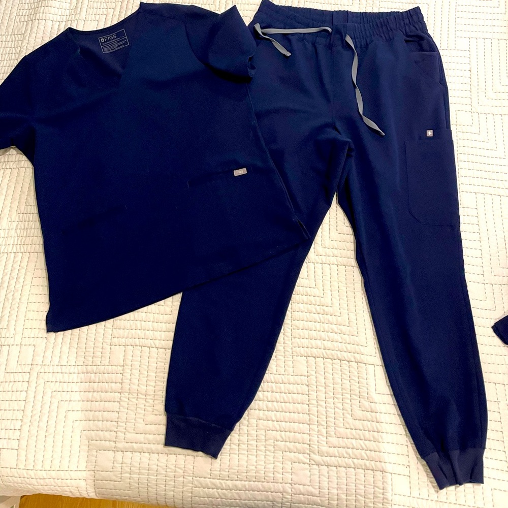 FIGS scrub top and bottom Large